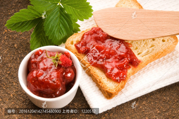 野生草莓果醬配吐司