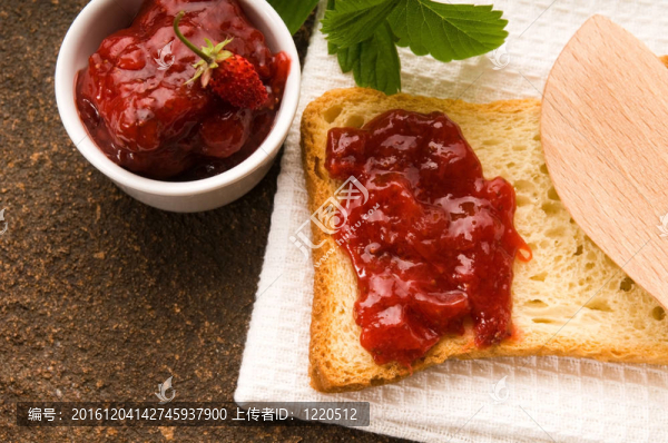 野生草莓果醬配吐司