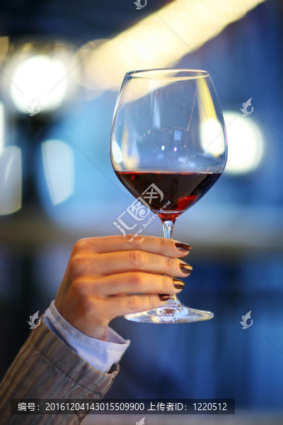 女子手持紅酒杯