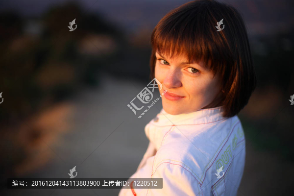 美麗的年輕女子戶外。
