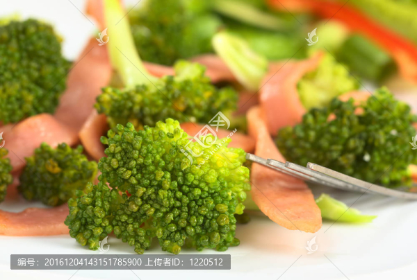 新鮮西蘭花火腿沙拉與叉子在一邊（選擇性重點；重點西蘭花小花前面）