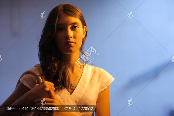 一個年輕女子高對比的肖像。