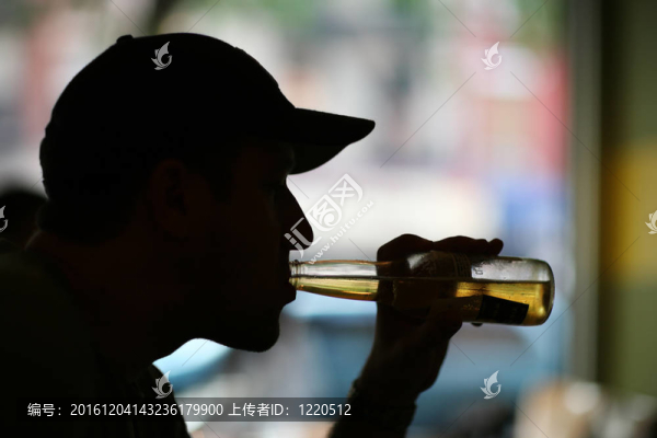 男人喝啤酒
