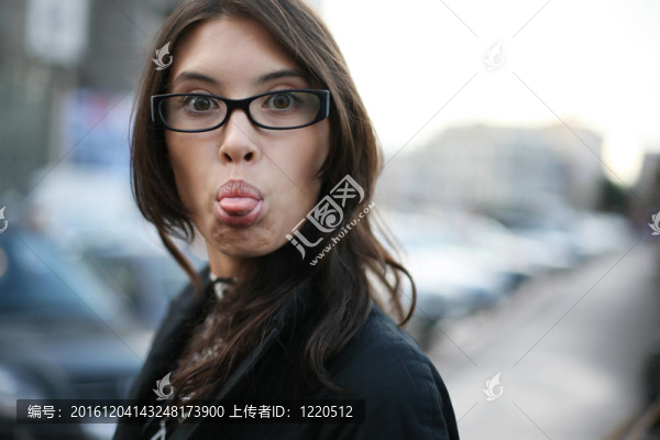 年輕的女商人的女人伸出她的舌頭
