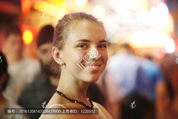 微笑的年輕女人