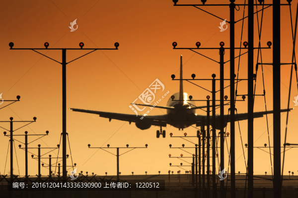 飛機(jī)降落在機(jī)場日落