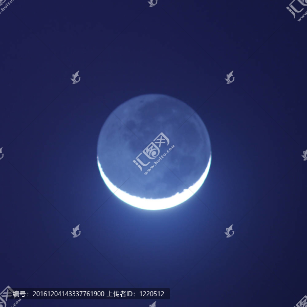 藍(lán)色月光在夜色中閃耀
