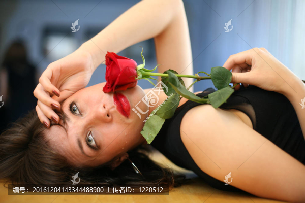 孤獨(dú)的年輕女子與紅玫瑰；哭