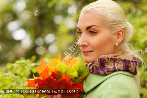 美麗的女人與秋葉