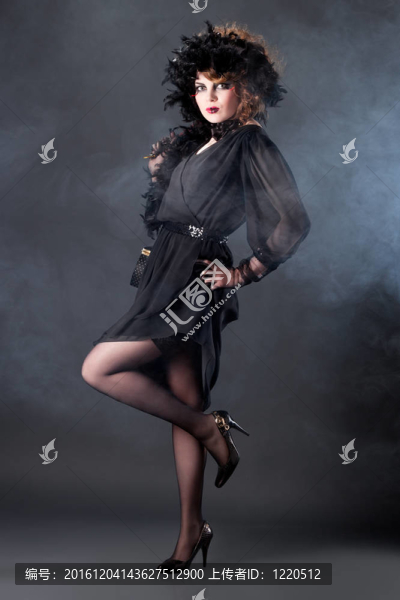 穿著老式連衣裙的美女