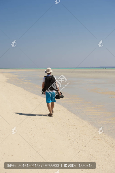 攝影師在熱帶海灘行走