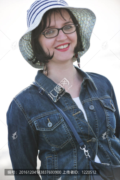 年輕女子在海灘上享受