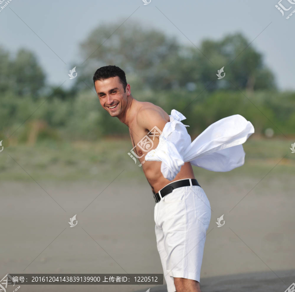 男人在海灘上