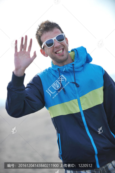 男人在海灘上