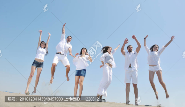 一群快樂的年輕人在沙灘上玩得開心