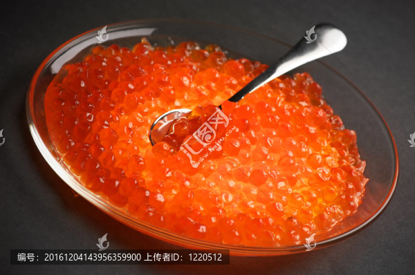 在板的魚子醬鮭魚