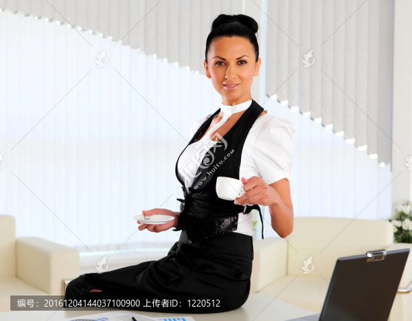 辦公室里的年輕女商人