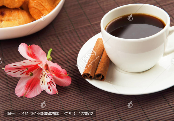 早餐的咖啡和羊角面包