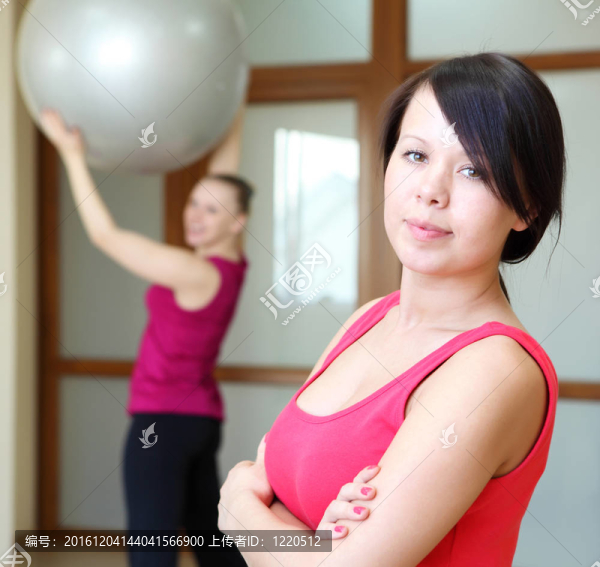 年輕女子做運(yùn)動