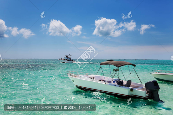 船停泊在魚城
