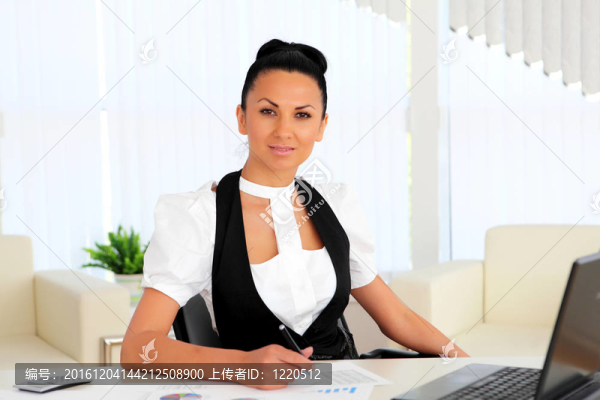 年輕的商業(yè)婦女與文件