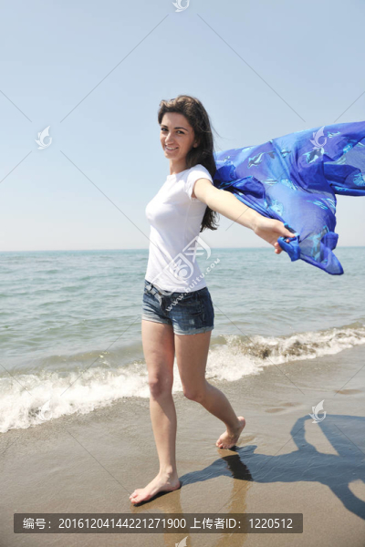 年輕女子在海灘上享受