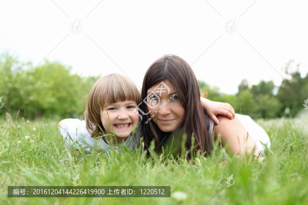 itlle女孩與她母親在戶外