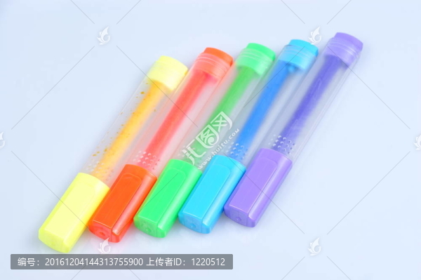 白色背景上的彩色標(biāo)記。