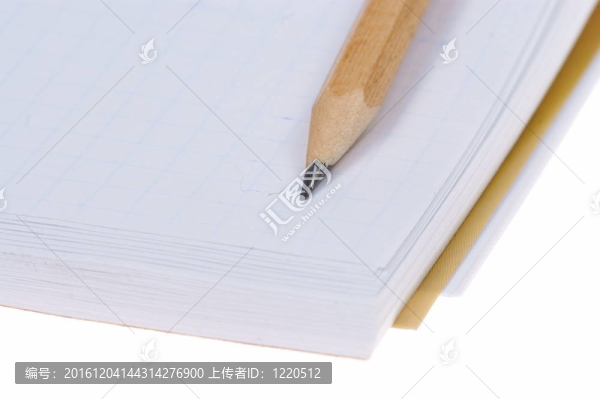 在白色背景上孤立的筆記本和鉛筆