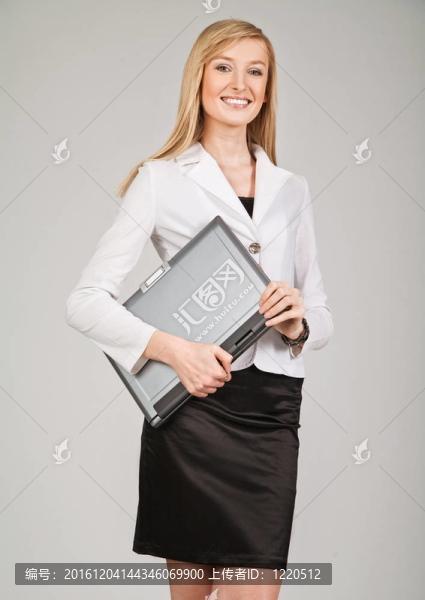 美麗的金發(fā)女商人拿著筆記本電腦