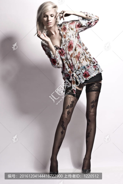 一個(gè)美麗性感的年輕女人的工作室照片