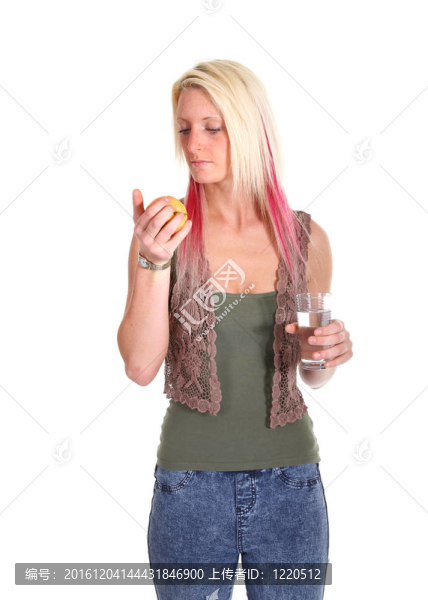帶著水和蘋果的女人