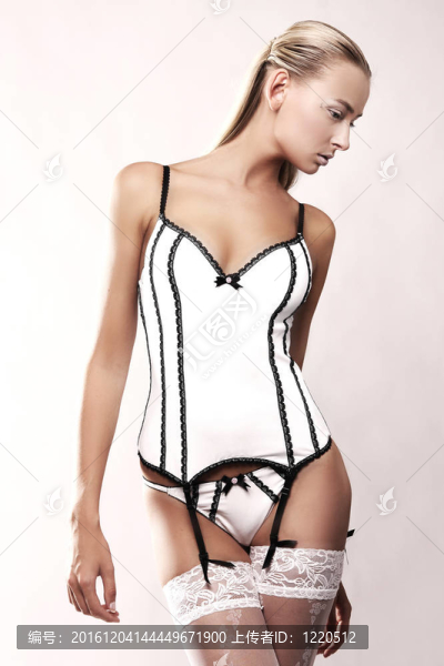 美麗的年輕女子穿著白色內衣