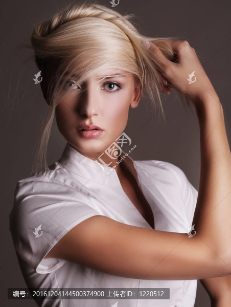 時(shí)尚風(fēng)格的迷人金發(fā)女郎