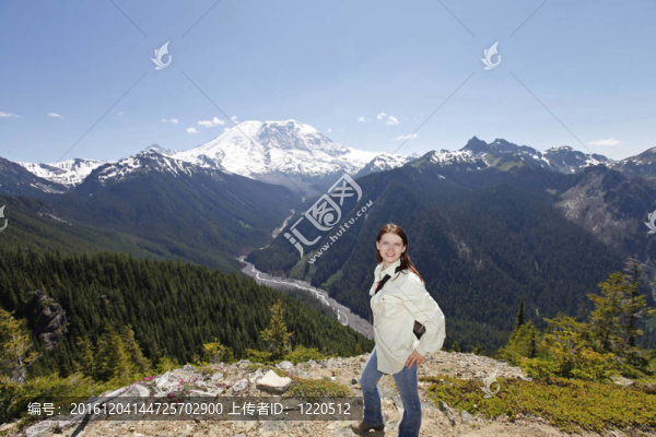 女性旅行者在雷尼爾山。