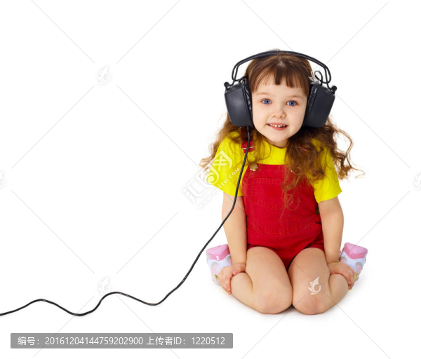 孩子在白色上聽音樂