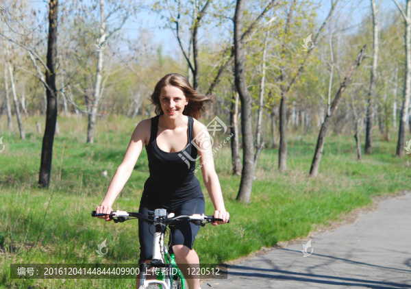 騎自行車的女人