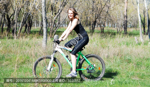 騎自行車的女人