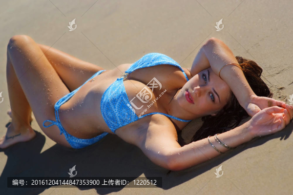 美麗的沙灘比基尼女孩