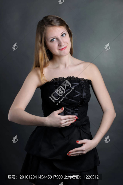 穿黑裙子的女孩