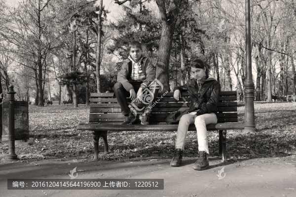 十幾歲的女孩和男孩在板凳上