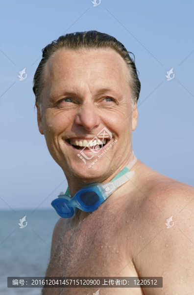 一個(gè)快樂的笑著44歲的男人