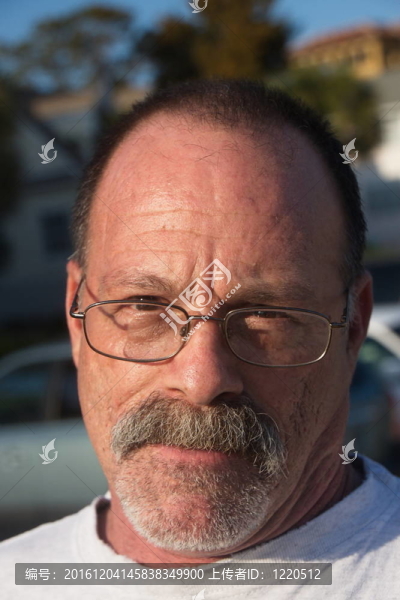 老男人與Gray,Beard和Mustache,Wearing,Glasses