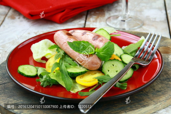 午餐沙拉配烤香腸