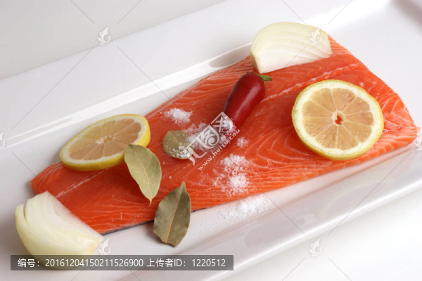 白盤子上的鮭魚魚片作為食物準(zhǔn)備