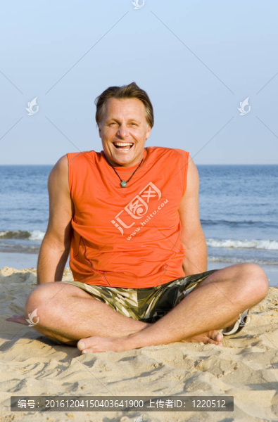一個四十多歲的男人是一個開心的笑
