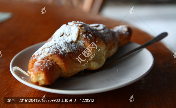 新鮮的牛角包板材上