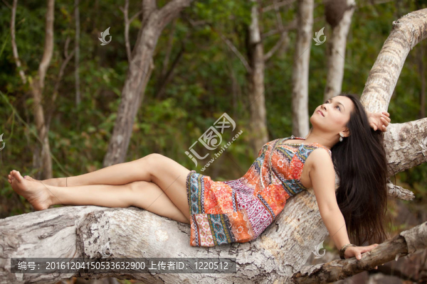 自然中的亞洲女人