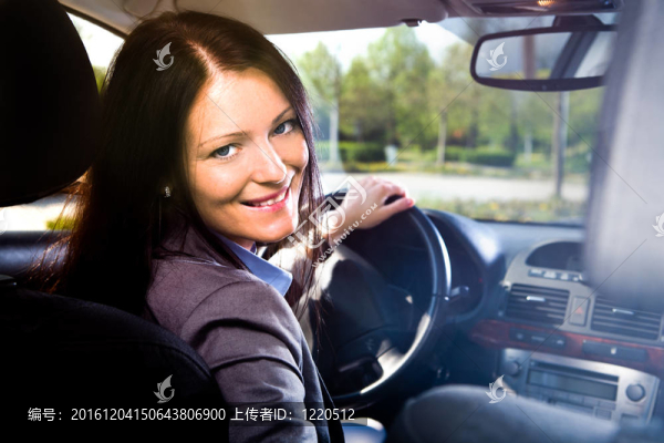 開(kāi)車的女孩