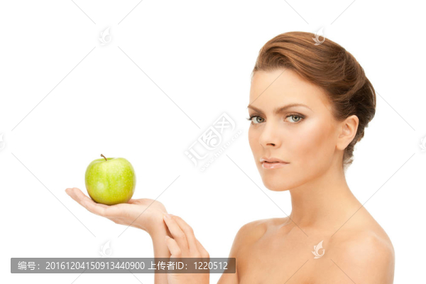 年輕漂亮的女人和綠色的蘋果